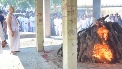 प्रतीक यादव ने मुखाग्नि दी।