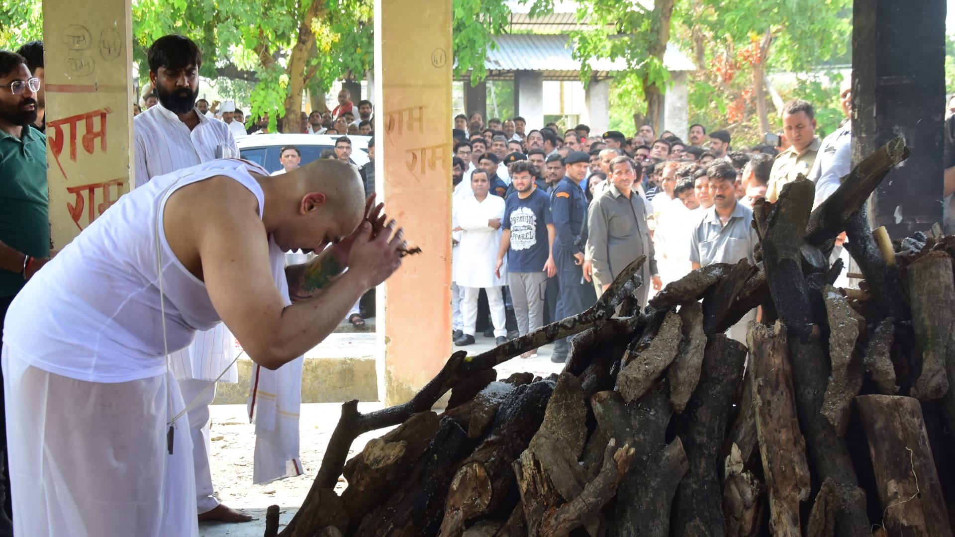 Cremation of Mulayam Singh yadav wife Sadhna Gupta.