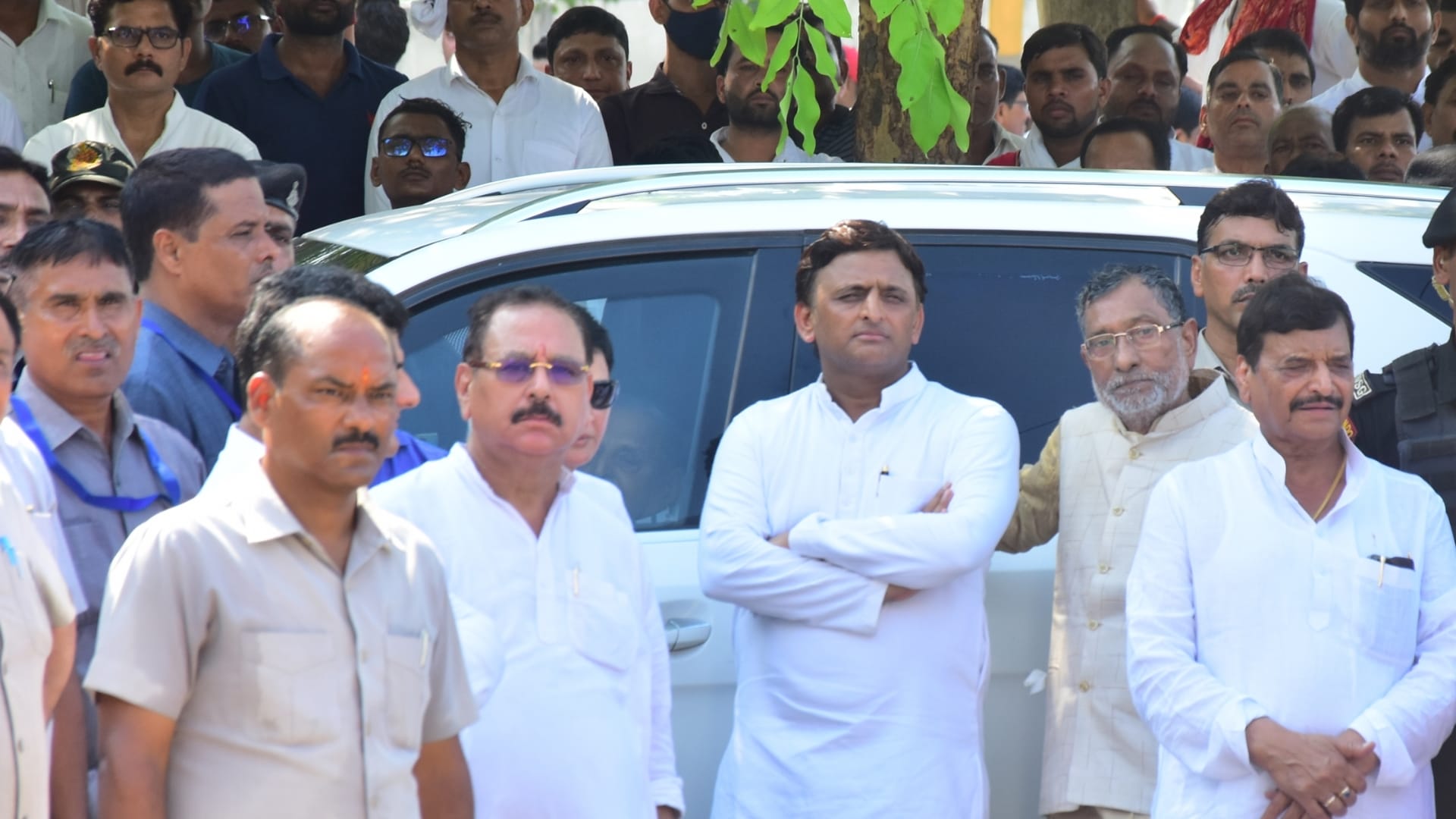 Cremation of Mulayam Singh yadav wife Sadhna Gupta.
