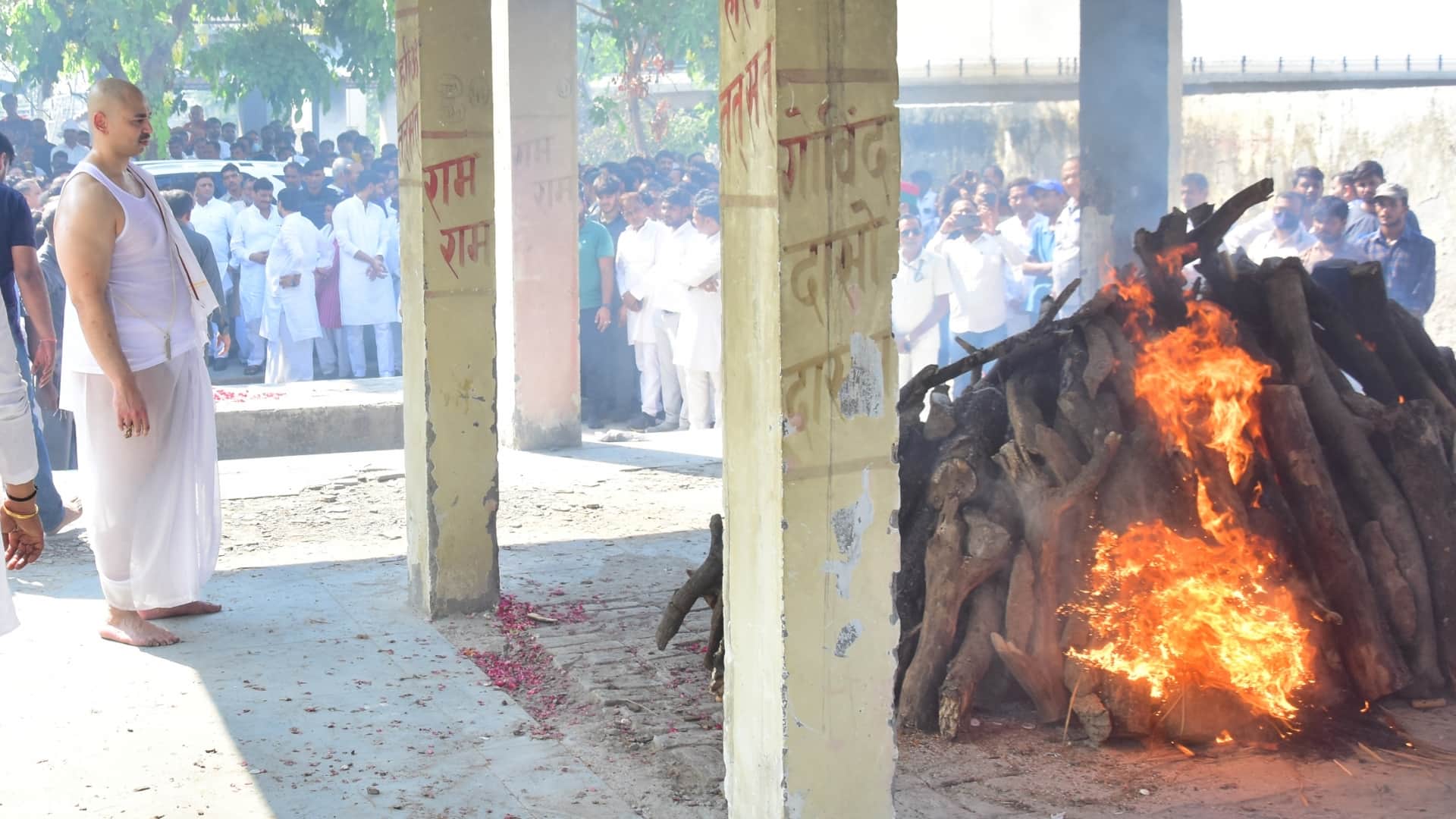 Cremation of Mulayam Singh yadav wife Sadhna Gupta.