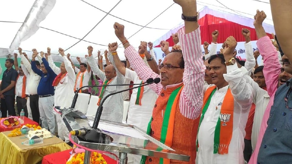 CM's Road Show: In Raisen-Budhani-Ashta, Shivraj did a road show, sought votes for BJP and targeted Kamal Nath