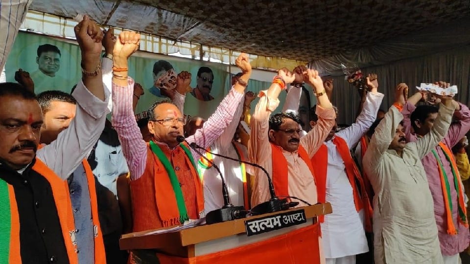 CM's Road Show: In Raisen-Budhani-Ashta, Shivraj did a road show, sought votes for BJP and targeted Kamal Nath