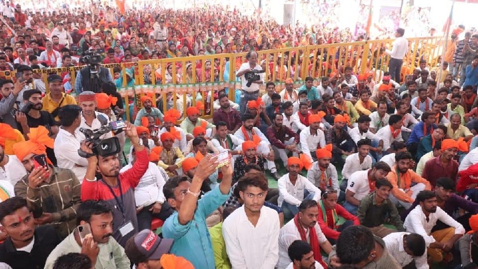 CM's Road Show: In Raisen-Budhani-Ashta, Shivraj did a road show, sought votes for BJP and targeted Kamal Nath