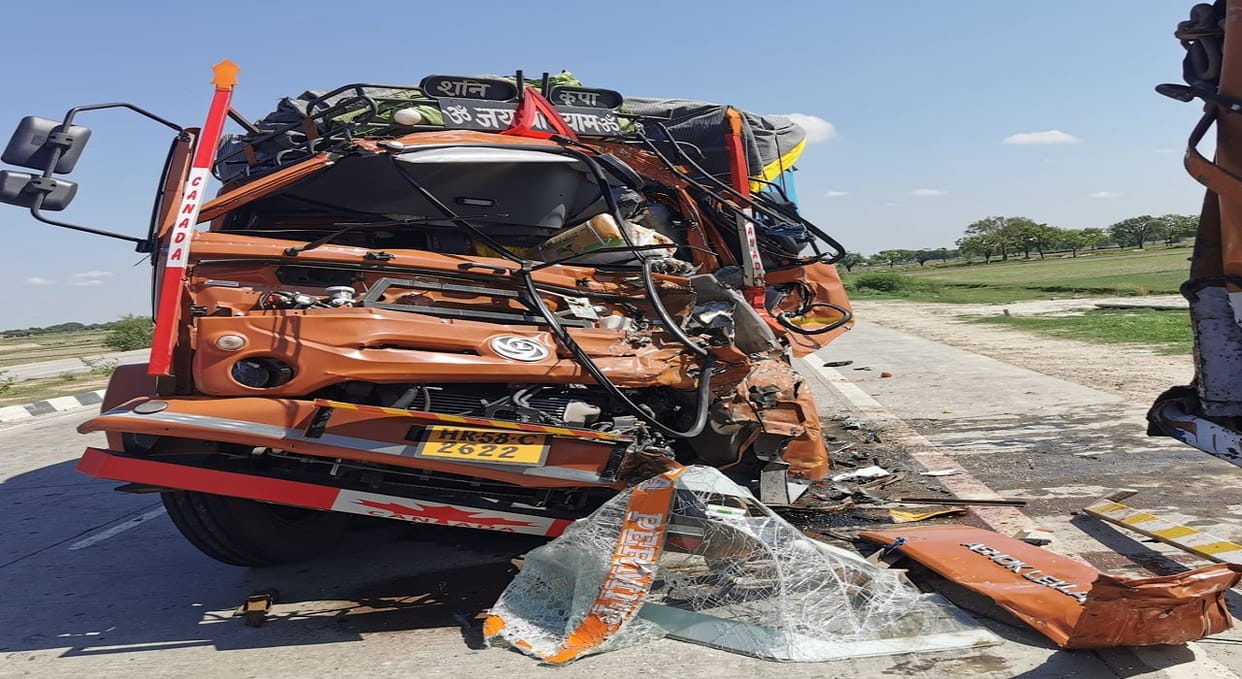 Road Accident on jaunpur varanasi highway Truck rammed into parked truck pickup and bike rider also collided three injure