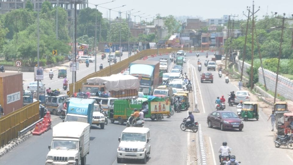 people putting lives in danger by driving vehicle in wrong side in Agra