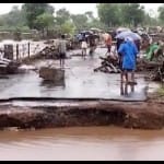 गुजरात में सड़क को बहा ले गई भारी बारिश।