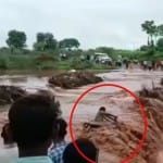 ओल नदी के बहाव में बाइक सहित युवक बह गया।