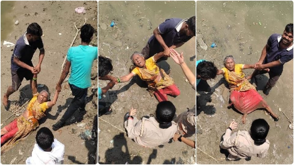 woman jumped into Yamuna several times insistence of giving her life