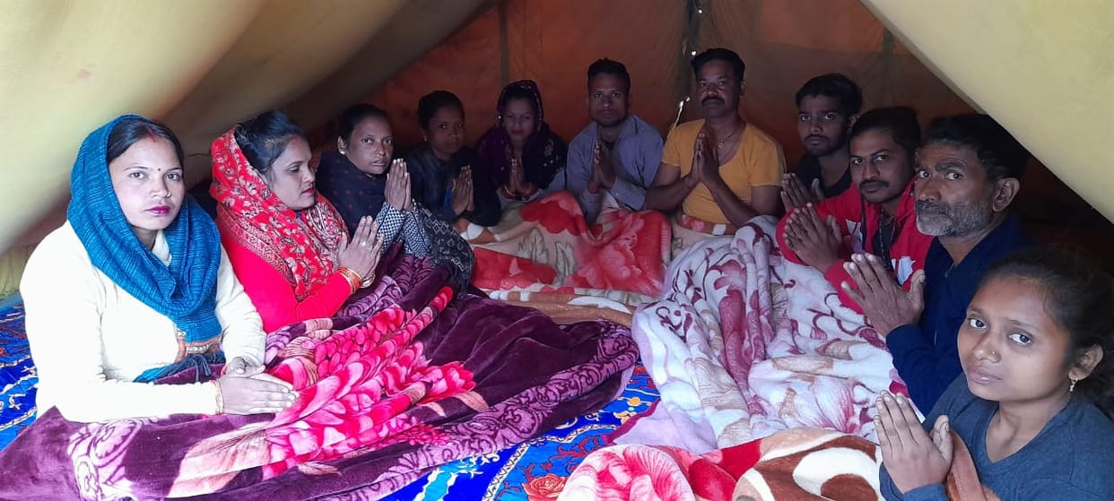 25 pilgrims of Pilibhit waiting to clear the way by chanting hymns in Sheshnag