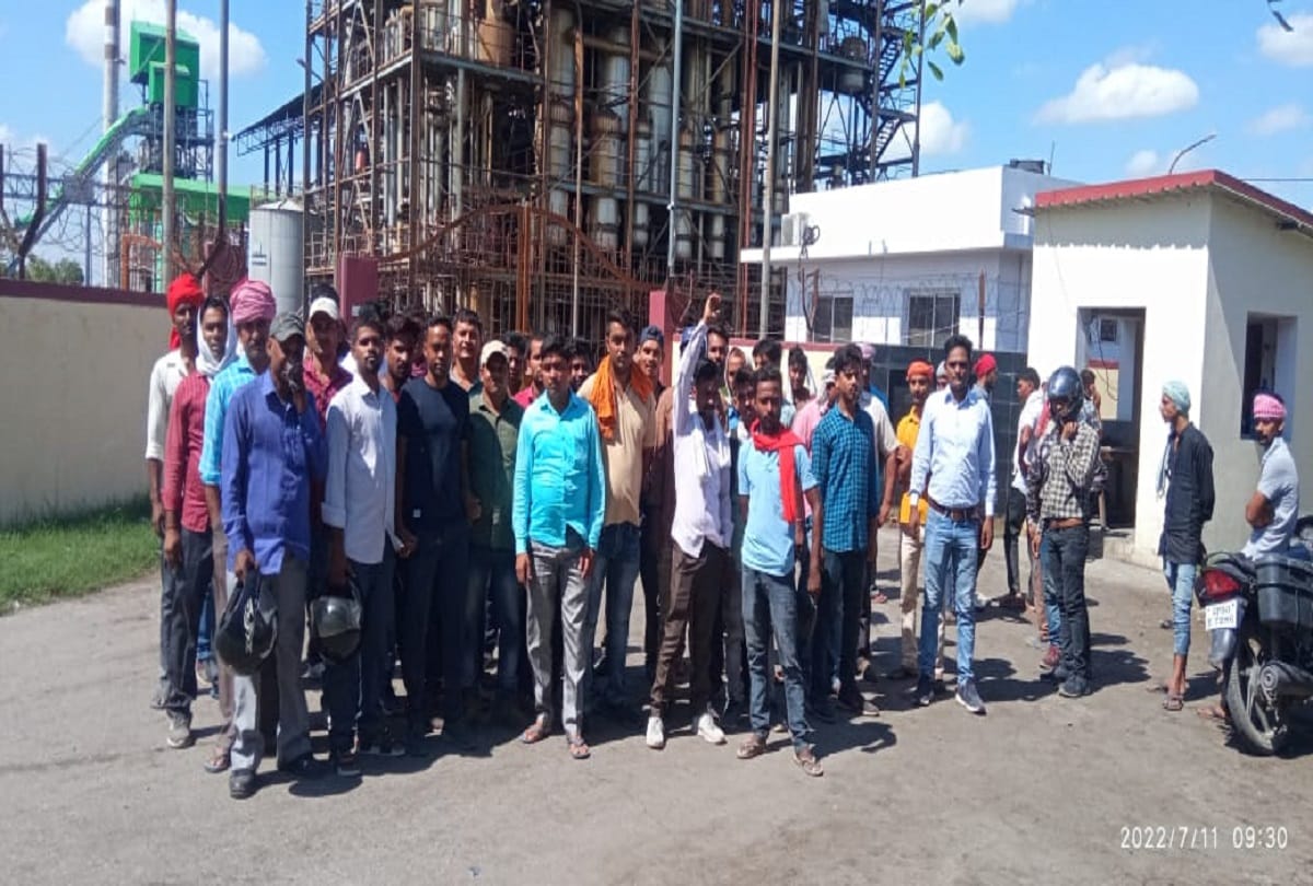 sathiaon sugar mill Employees protest in azamgarh said  they are getting less salary than  agreement