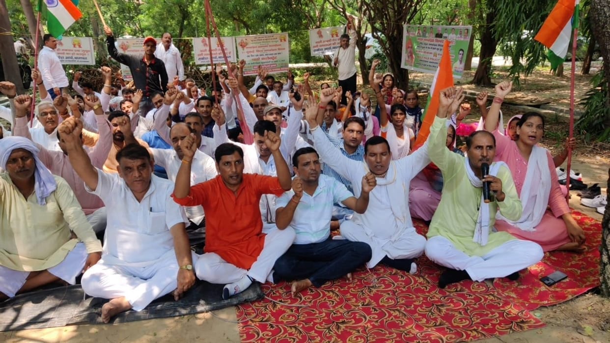 Demand for enactment of population control law, picketing in collectorate