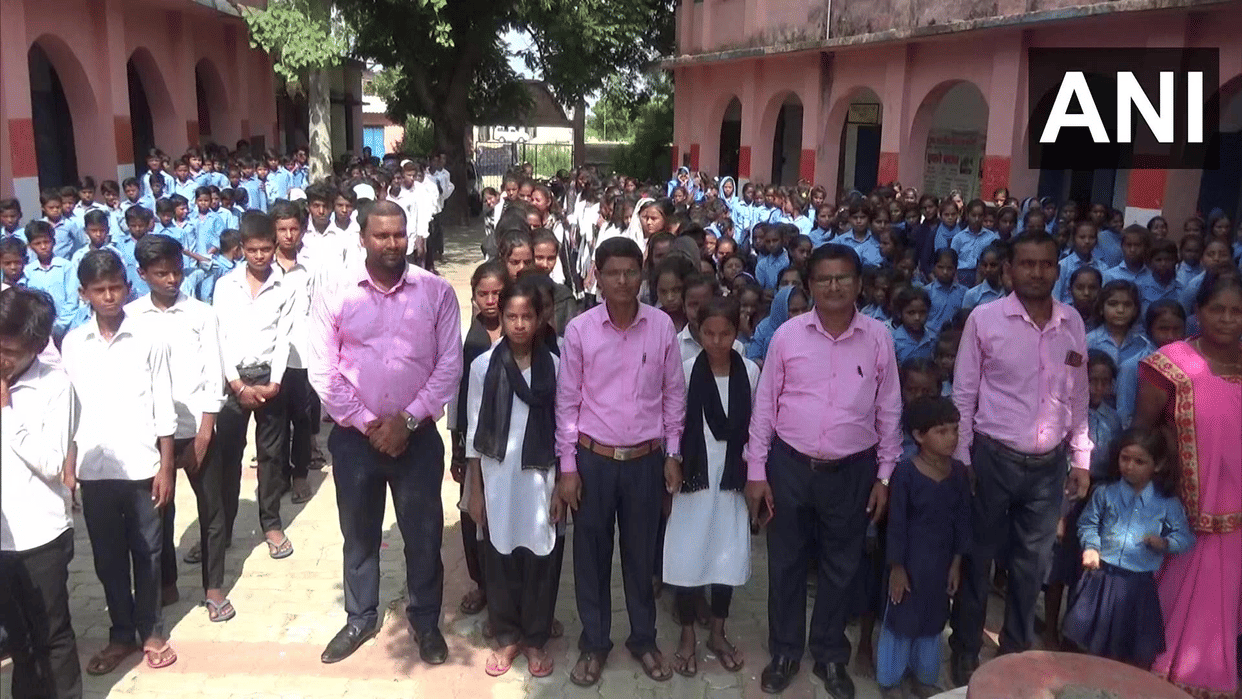 Bihar: Teachers along with students come to school in uniform in Gaya