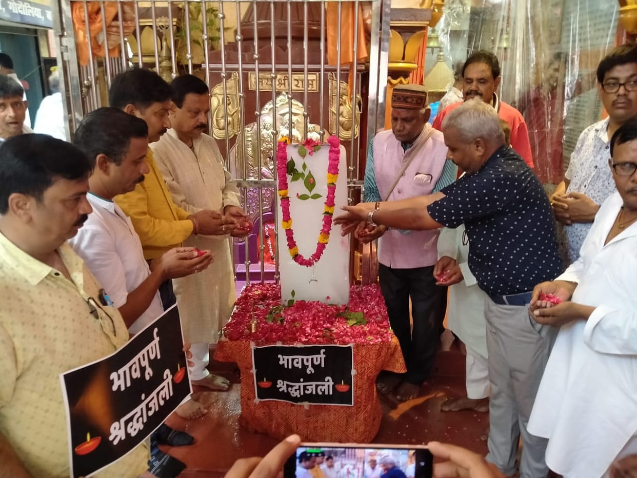 Amarnath Tragedy Tribute paid by making symbolic Barfani Baba in Kashi praying for  speedy recovery of injured people