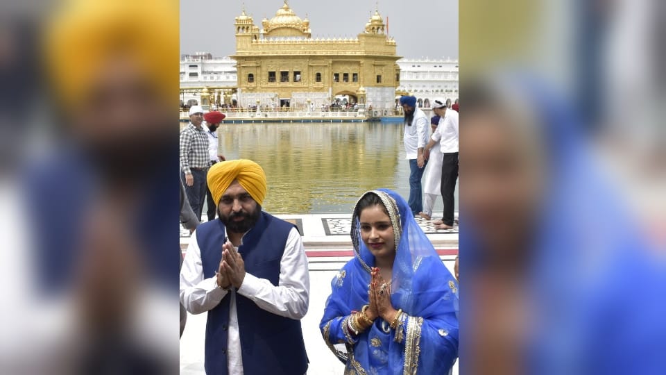 CM Bhagwant Mann pay obeisance at shri harmandir sahib with his wife today