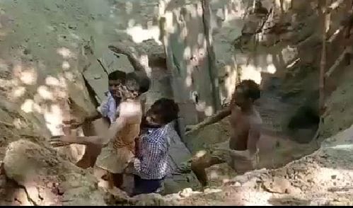 hardoi news, Young man cleaning well buried in debris, serious