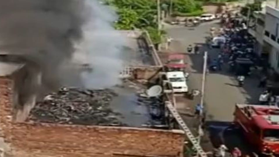 Massive fire broke out in auto parts shop in Baluganj market of Agra