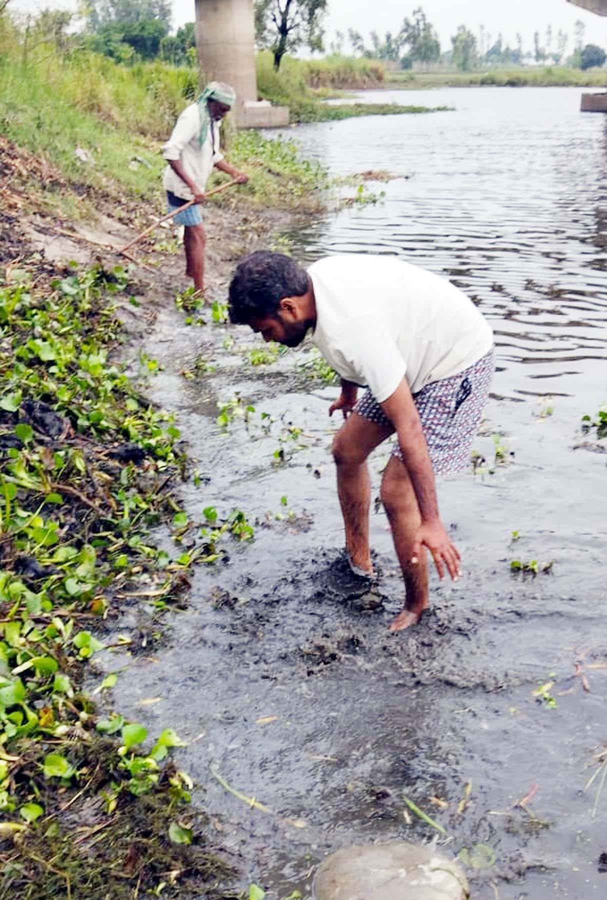 Officers, leaders silent, Ashutosh busy in cleaning Gomti
