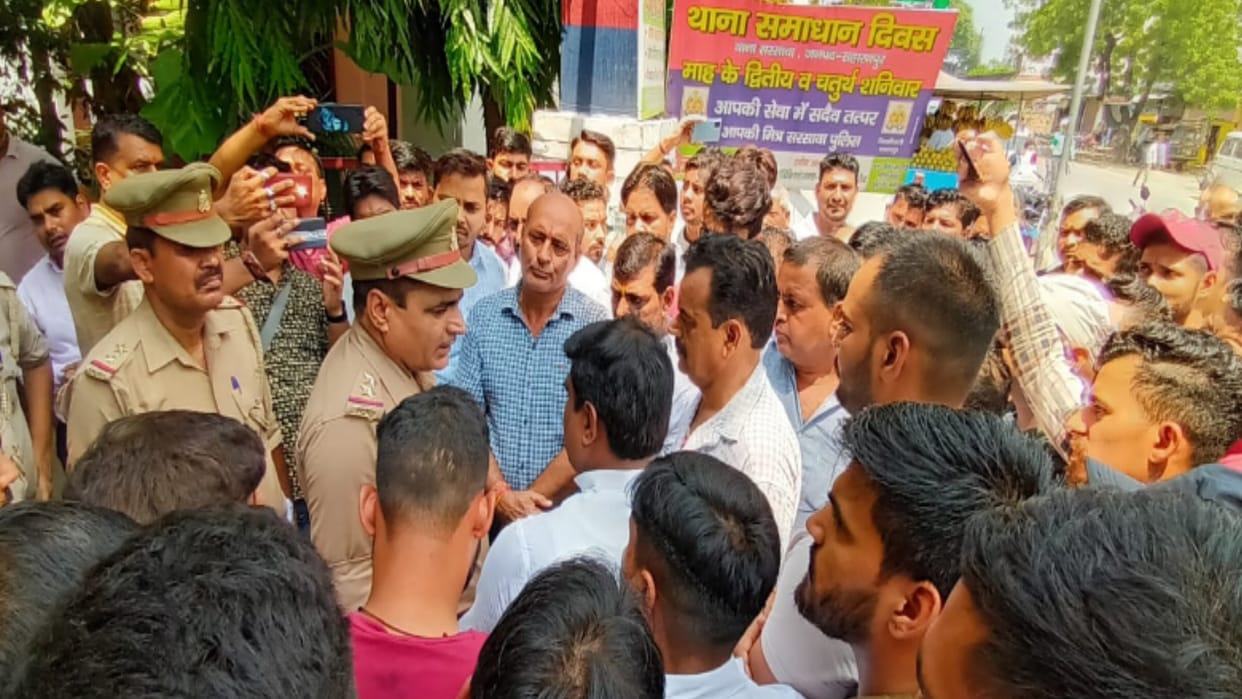 Saharanpur: remains of animals kept at the gate of Gaushala in Sarsawa, people ruckus at police station