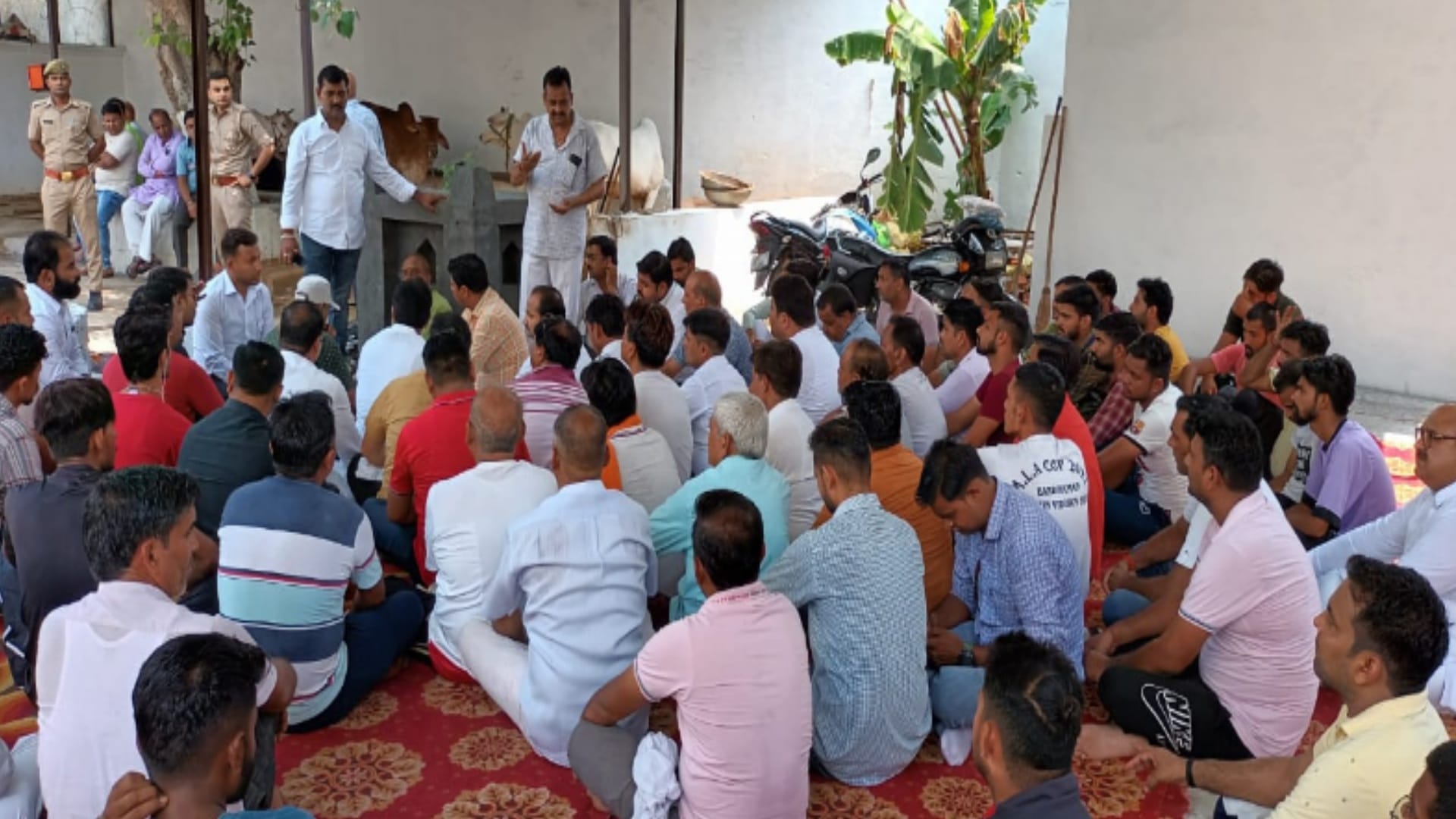 The accussed efforts are being made to spoil the environment by throwing meat in the areas of Saharanpur