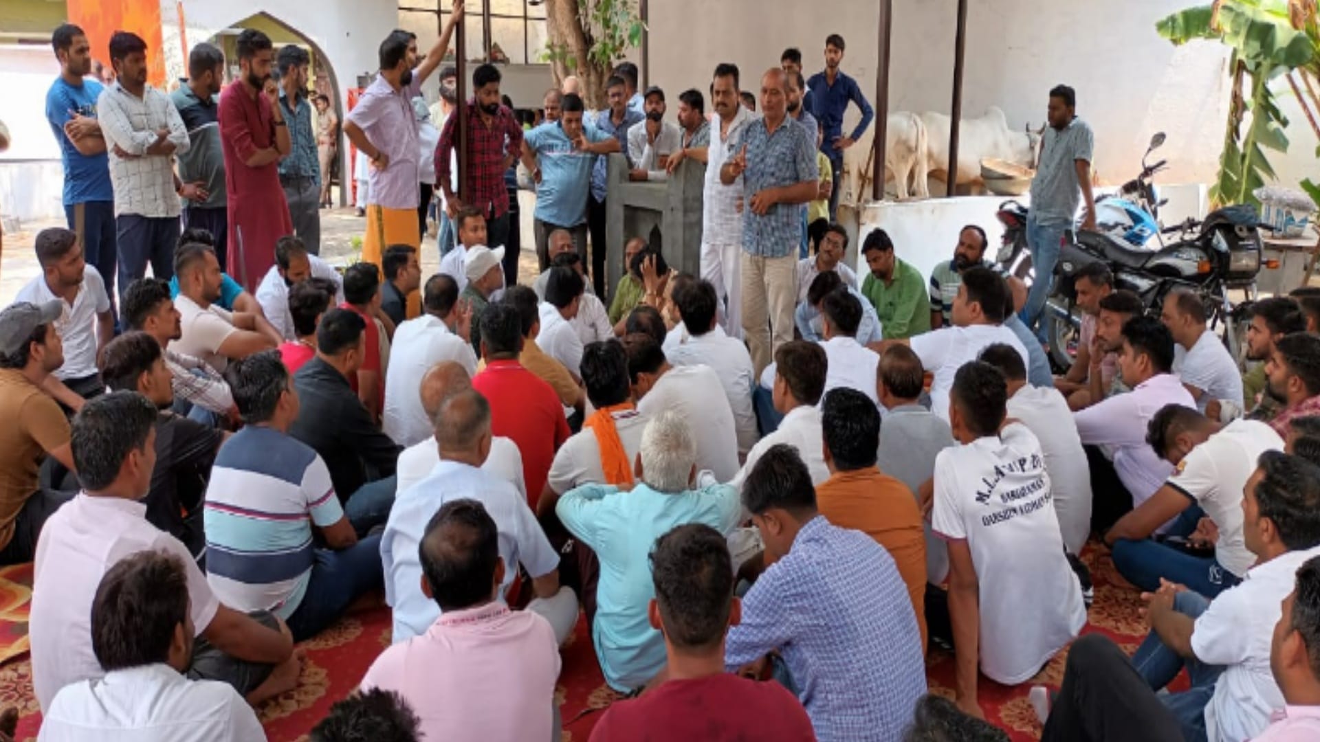 The accussed efforts are being made to spoil the environment by throwing meat in the areas of Saharanpur