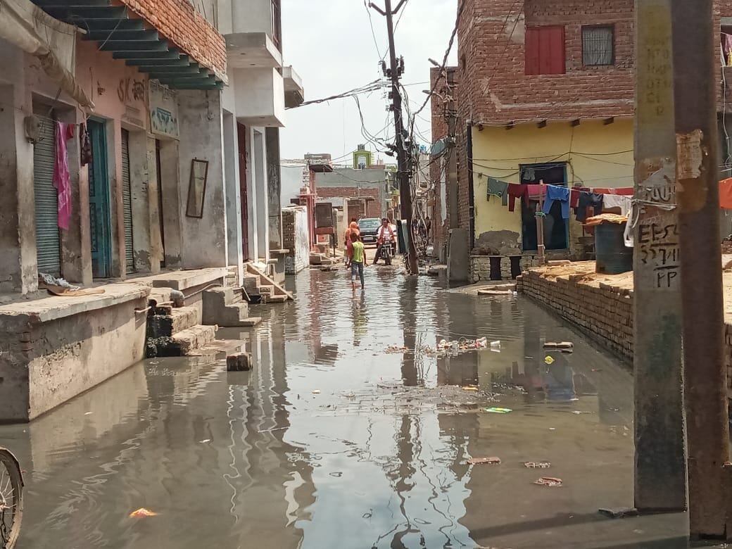Hathras: Waterlogging without rain, the street of the mosque is in bad shape