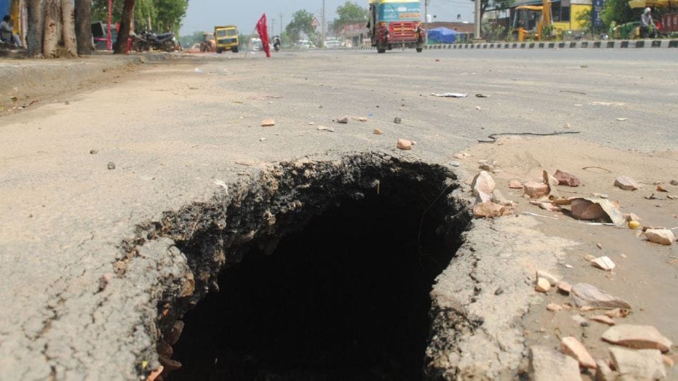 service lane of inner ring road collapsed due to rain in agra