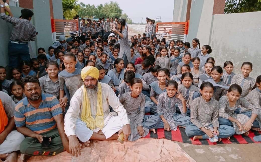 Only 8 teachers out of 35 in Aarohi school, how will studies be done, angry parents and students demonstrated