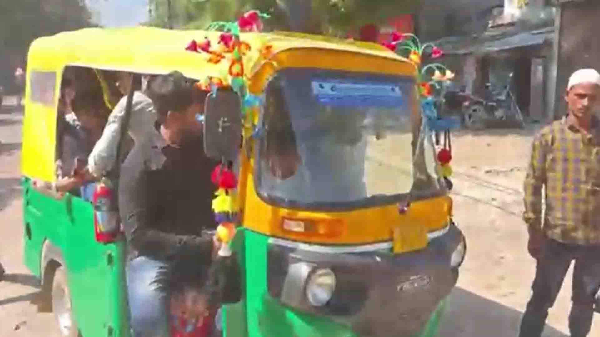 Fatehpur: 27 people were in an auto, police took action