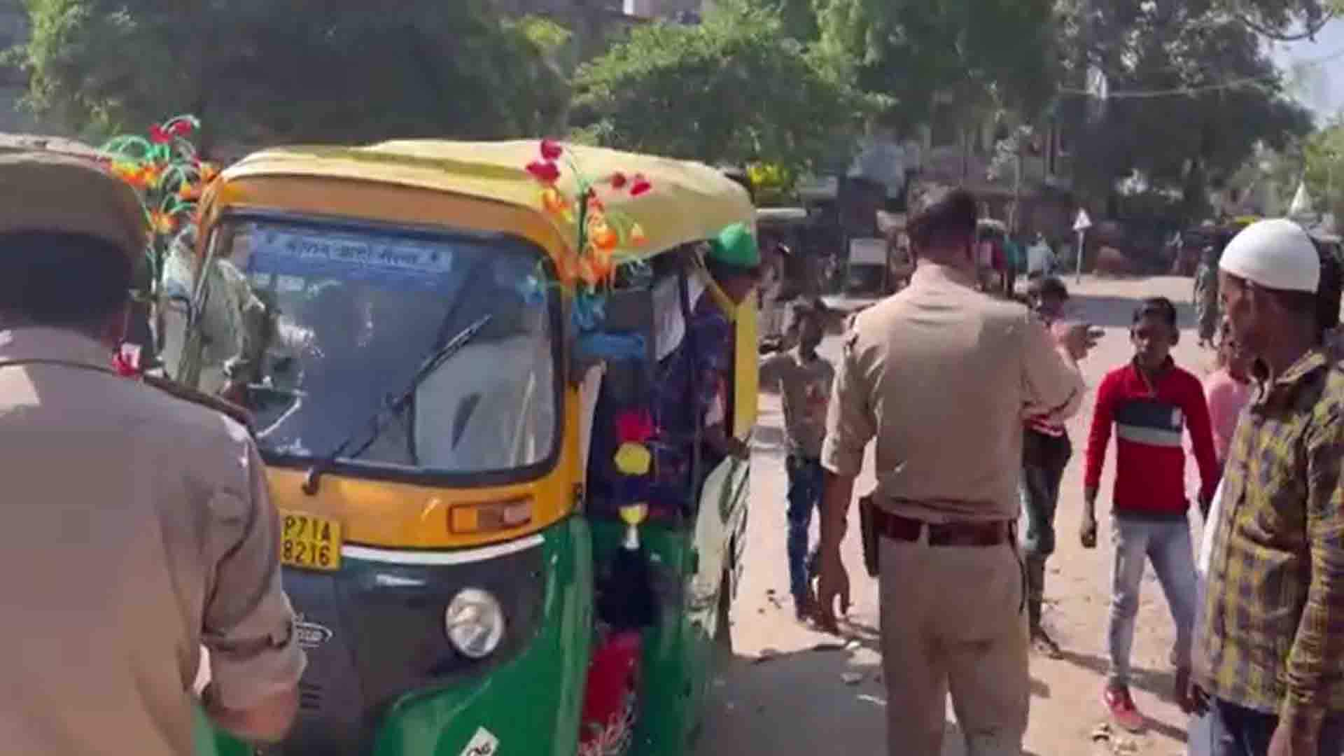 Fatehpur: 27 people were in an auto, police took action