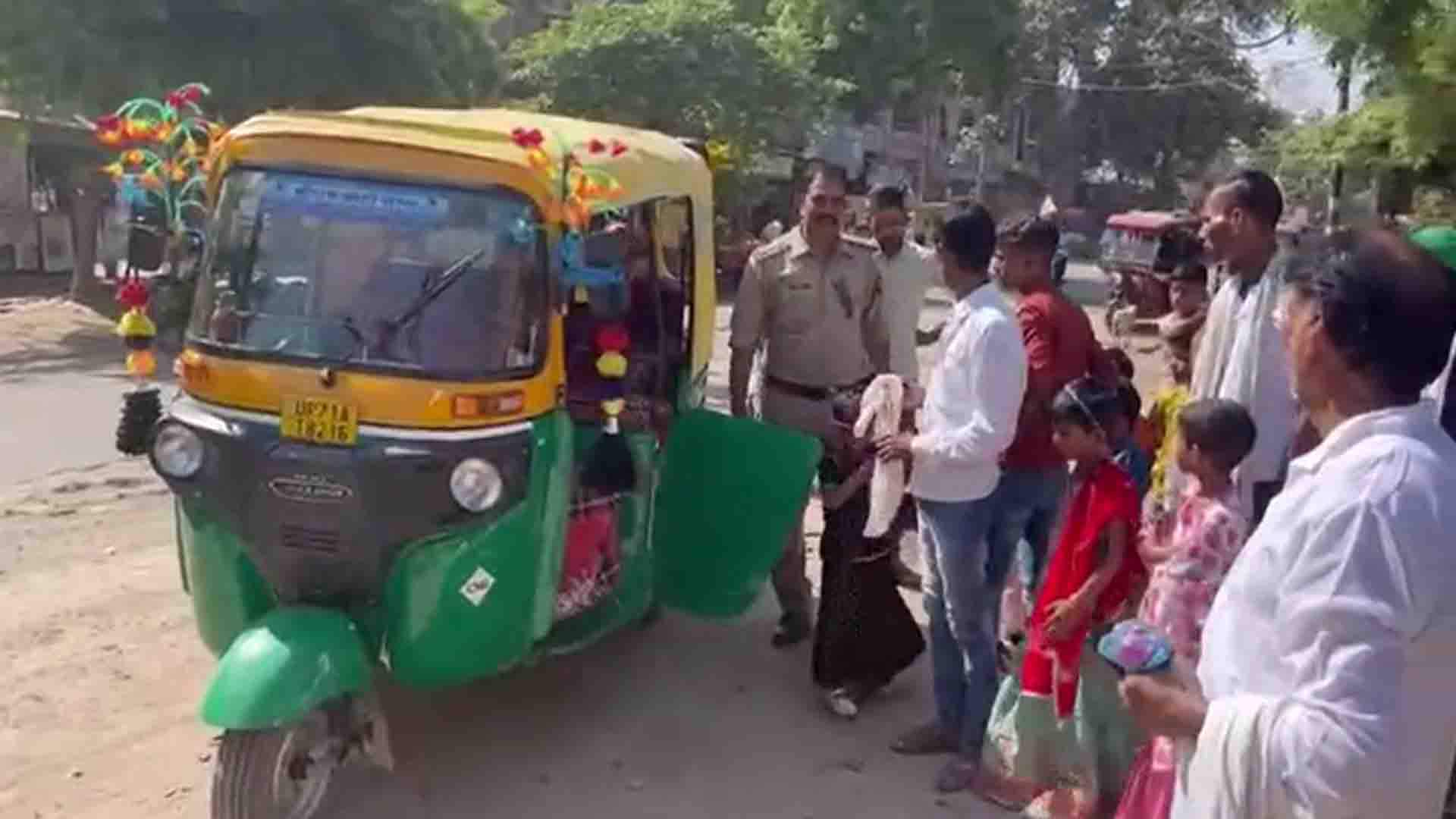 Fatehpur: 27 people were in an auto, police took action