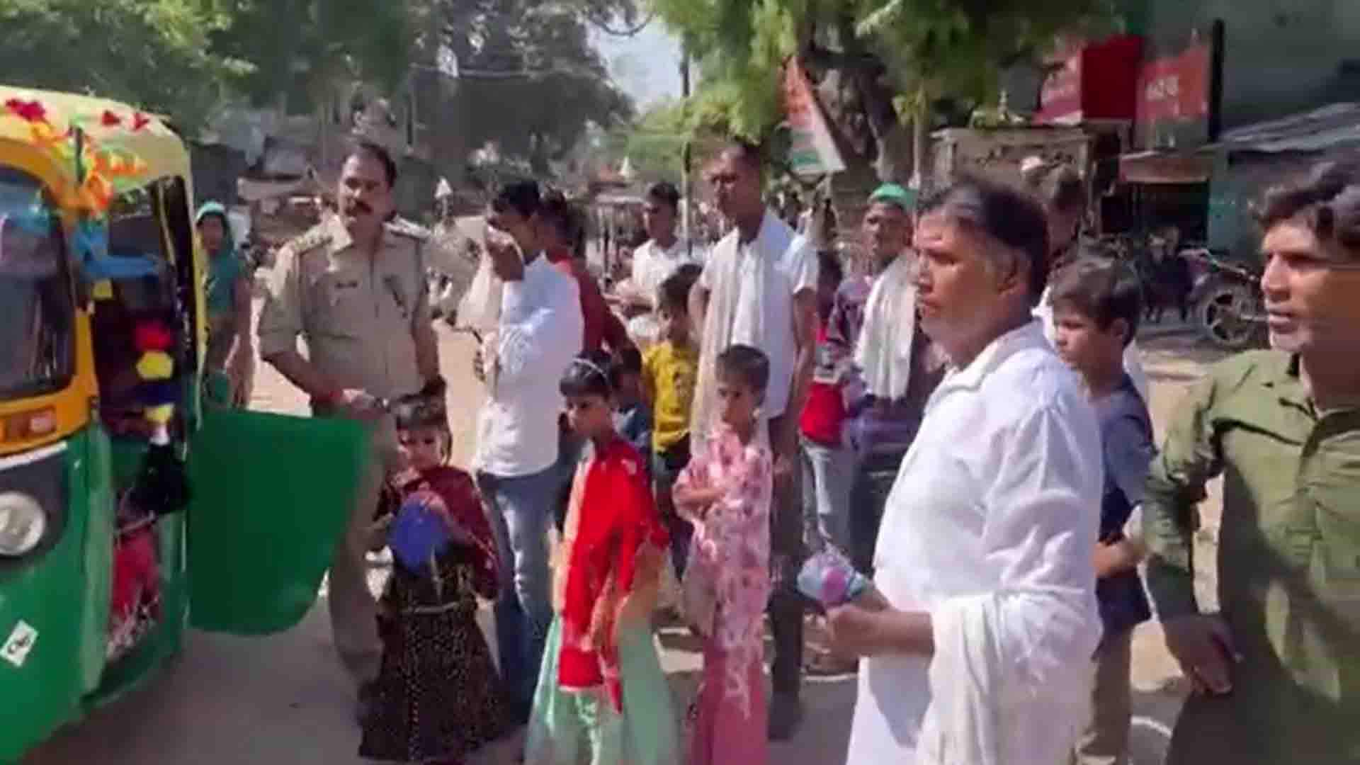Fatehpur: 27 people were in an auto, police took action