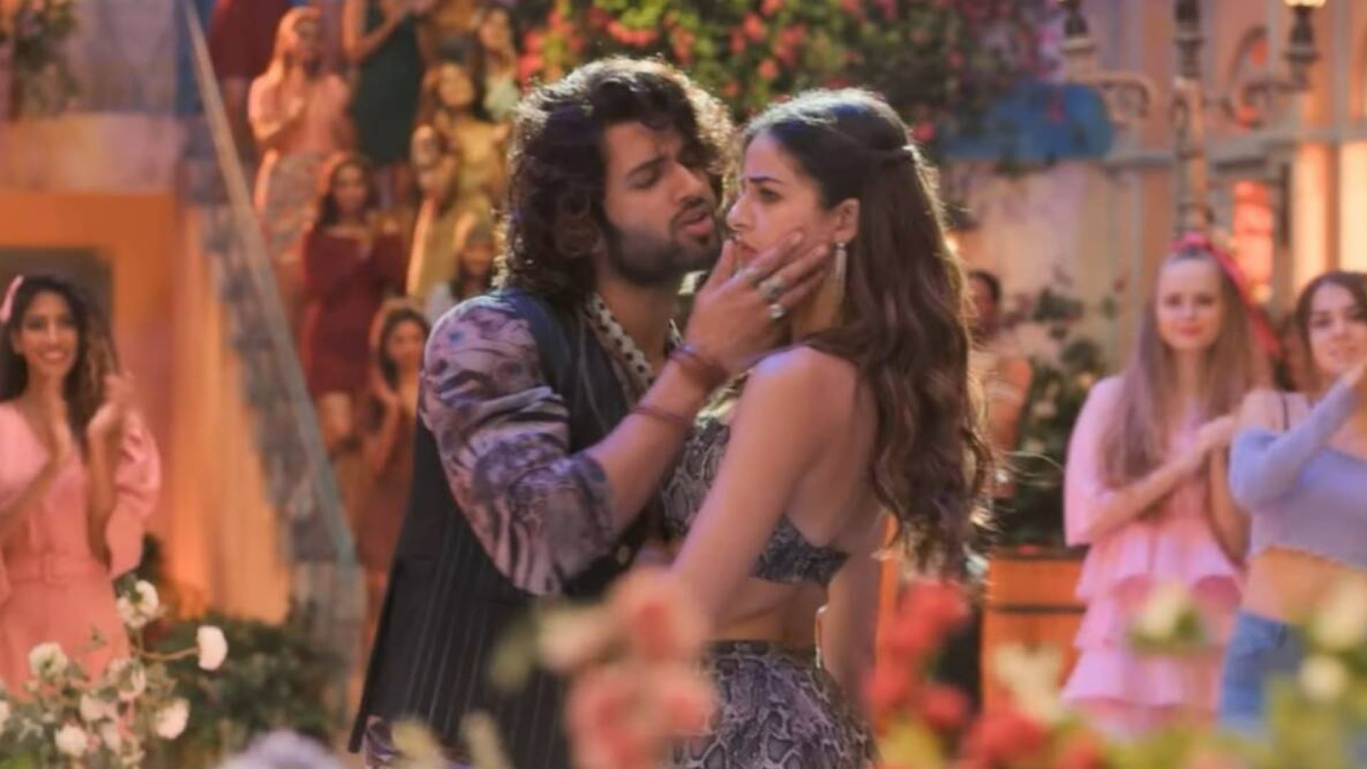 Vijay Deverakonda Ananya Panday Film Liger Akdi Pakdi Song Released got 7 lakh Views in 1 hour