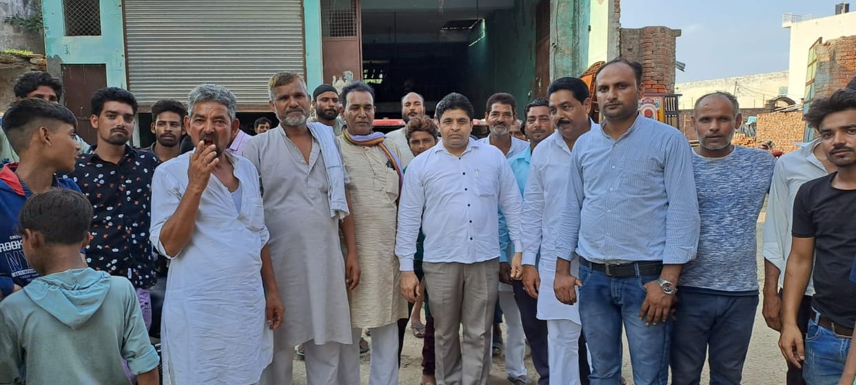 Angry people staged a sit-in due to the filling of drains on the road
