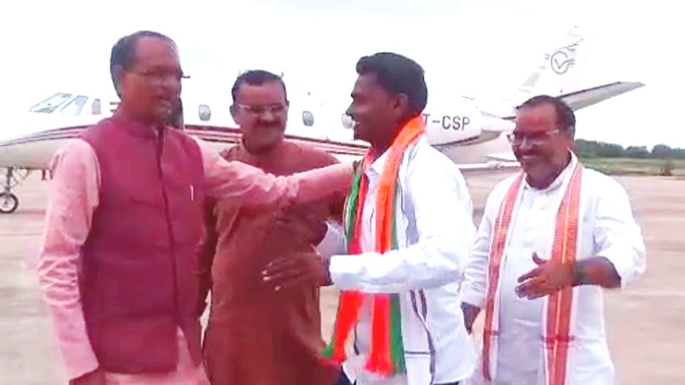 Chhatarpur: CM Shivraj and BJP state president reached Khajuraho airport, said- air connectivity will increase soon