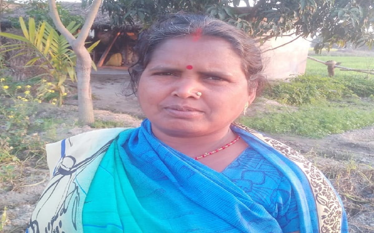 murder in azamgarh Husband killed wife attack of shovel during sleeping son files case against father