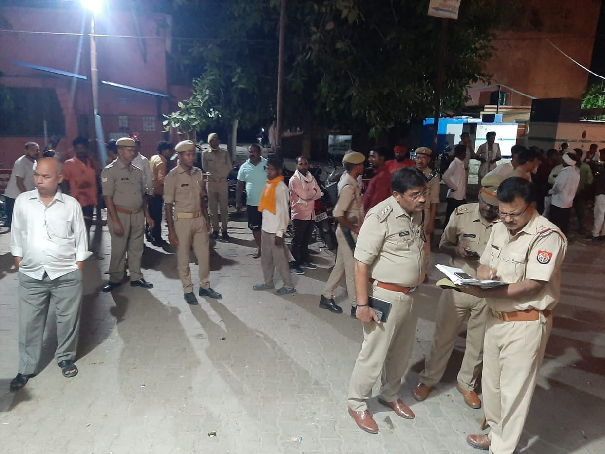 Bloody game in land dispute in mirzapur Firing on brothers while one dead after refusing to remove soil from  field