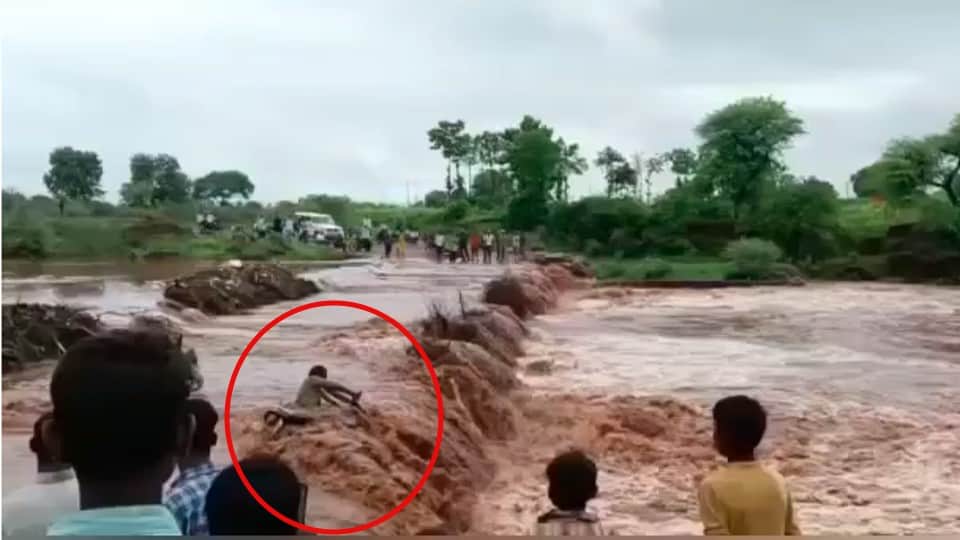 ओल नदी के बहाव में बाइक सहित युवक बह गया।