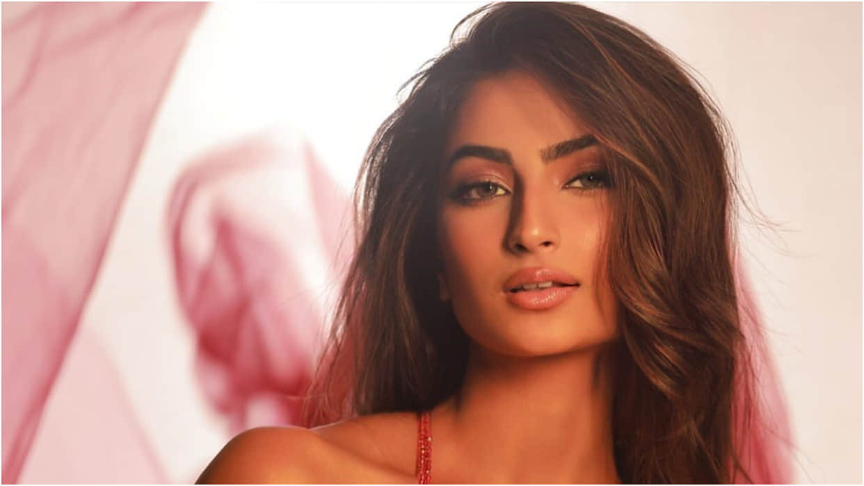 palak tiwari in hot red saree with bikini blouse gorgeous in desi look