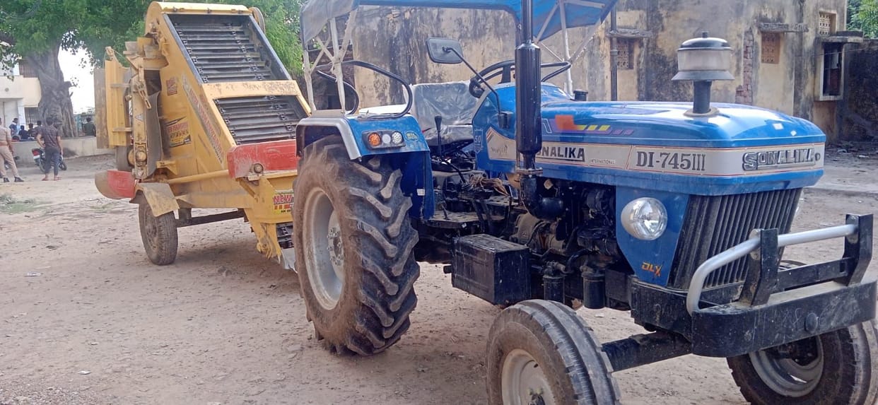 Auraiya: Three tractors and one machine seized in illegal mining