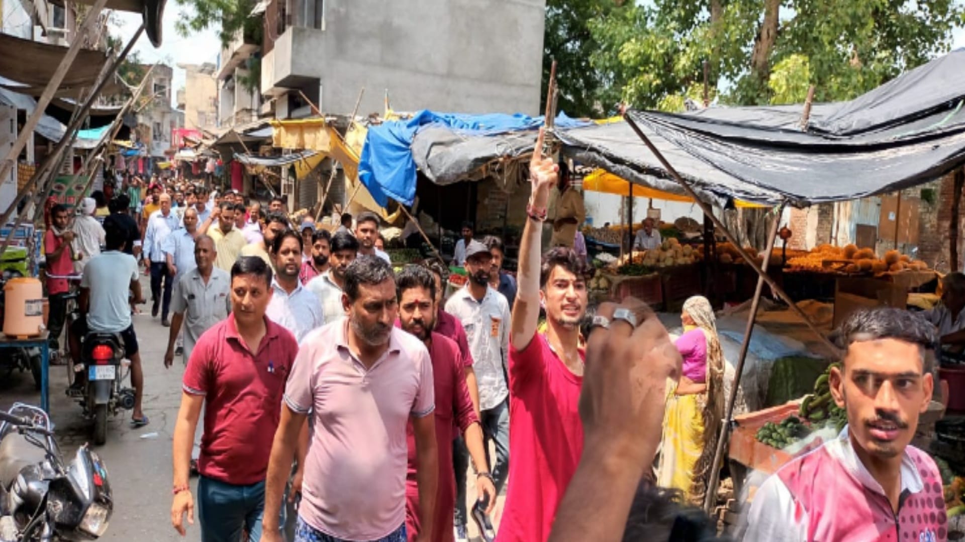 The accussed efforts are being made to spoil the environment by throwing meat in the areas of Saharanpur