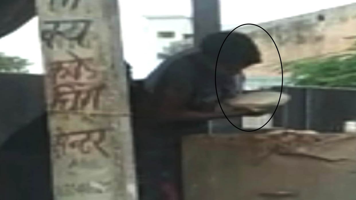 video viral: worker spitting on Roti  while making it in baghpat hotel, fury in Hindu organizations, hotel owner and accused artisan absconding