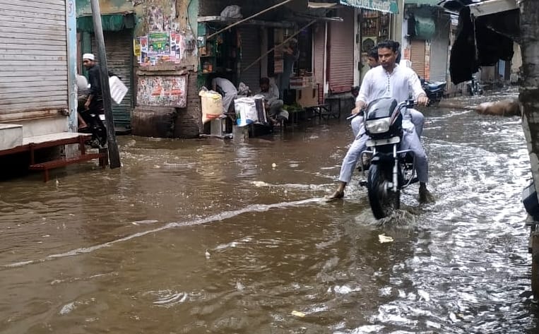 Roads of the city were submerged due to 15 mm of rain in 20 minutes