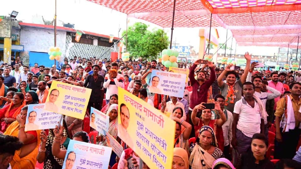 CM in katni: People of Katni gathered in the roadshow of Chief Minister, State President, flowers showered everywhere