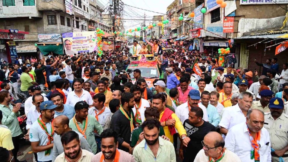CM in katni: People of Katni gathered in the roadshow of Chief Minister, State President, flowers showered everywhere