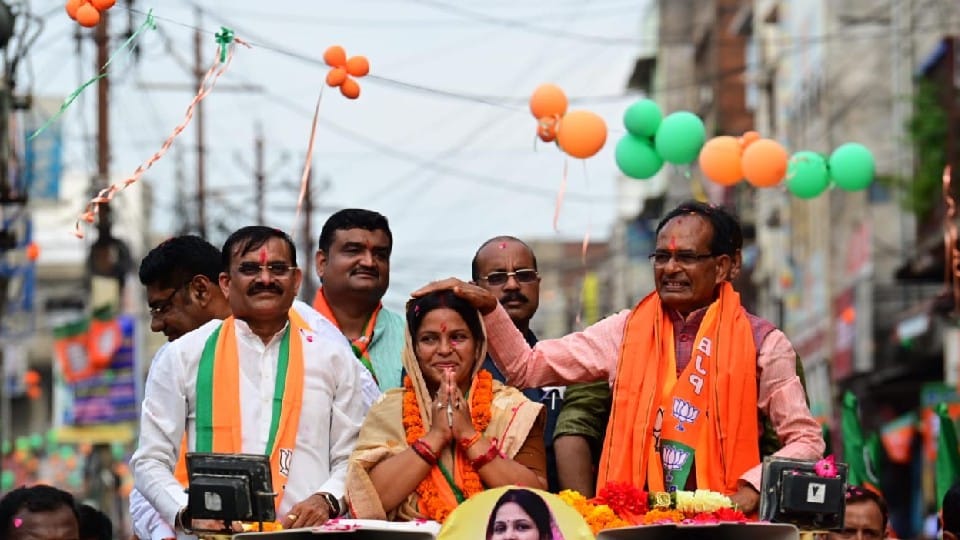 CM in katni: People of Katni gathered in the roadshow of Chief Minister, State President, flowers showered everywhere