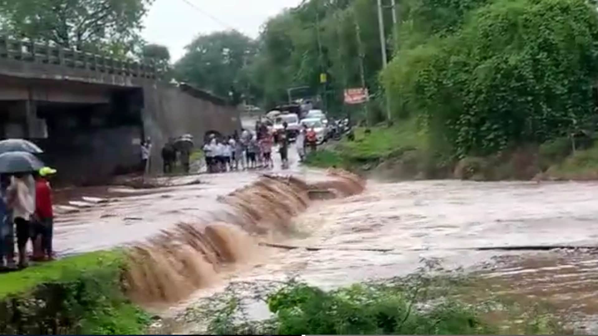 In Madhya Pradesh, due to rain, the city became an island and the roads turned into a pond, lost contact with many districts.