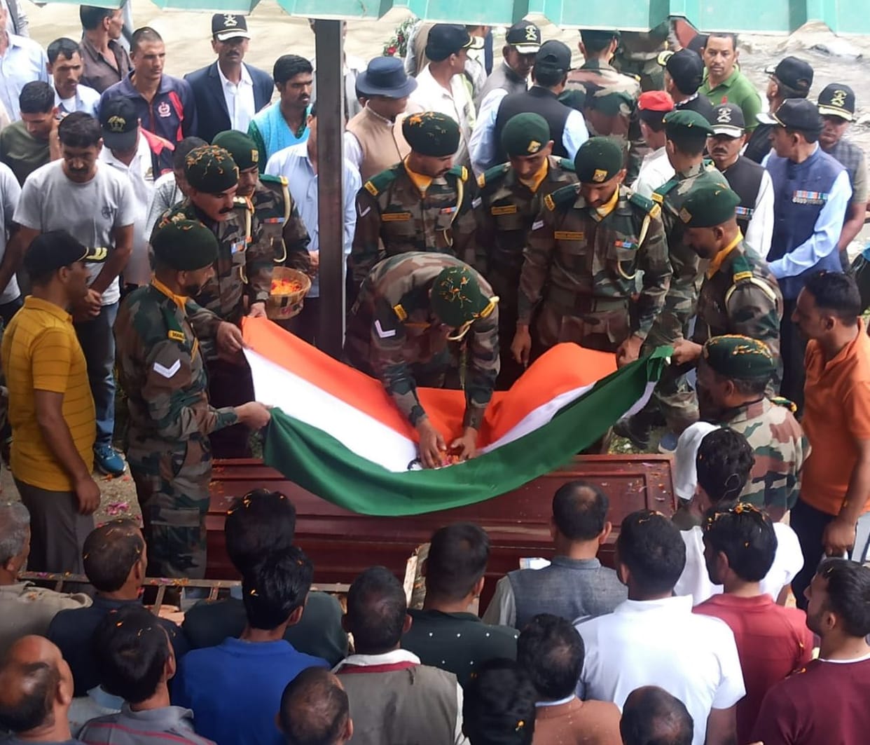 Soldier's death mourns in Saraj, last farewell with state honors