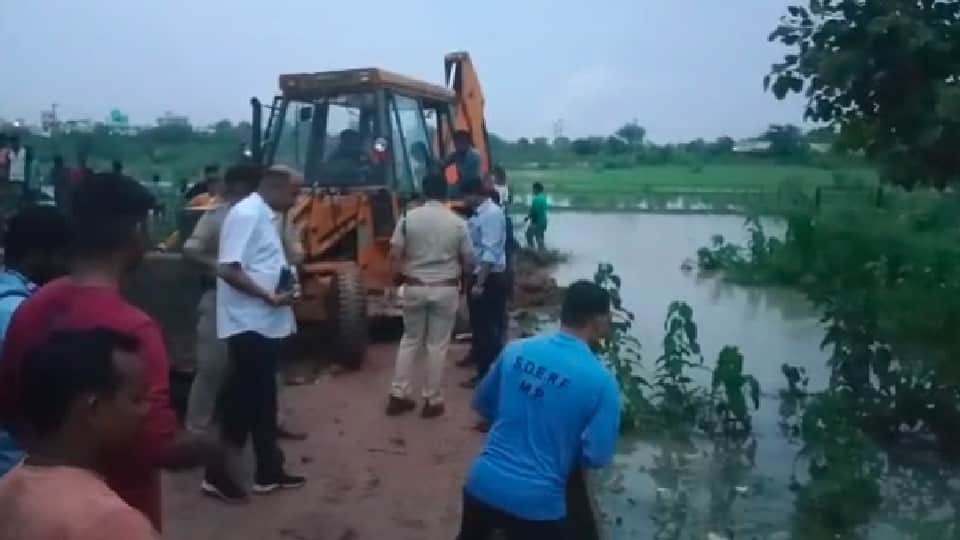 सात साल का बच्चा नाले में बह गया। सूचना मिलने पर टीम मौके पर पहुंच गई।