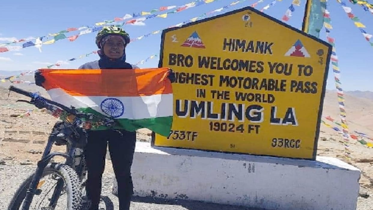 Savita Mahto became the first woman in the world to measure Umling Pass by cycle