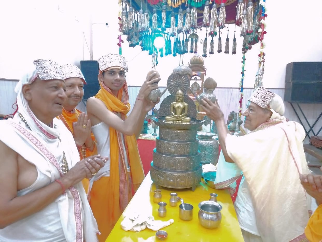 Praises of Shreeji, devotees dance on the hymns